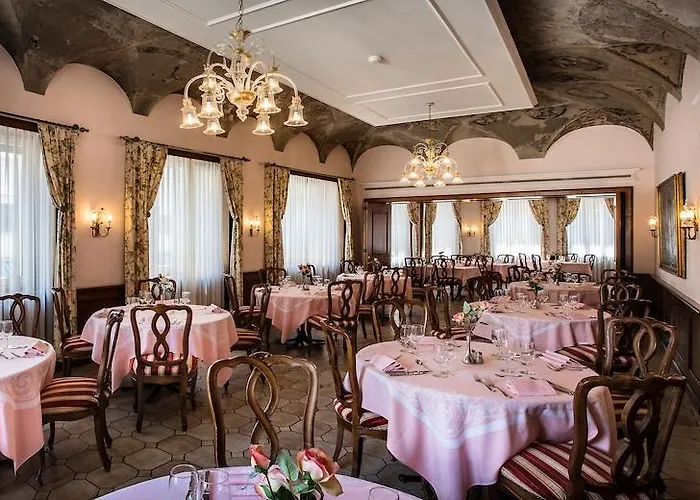 伊思鲁姆斯德尔安杰罗酒店 旅馆 *