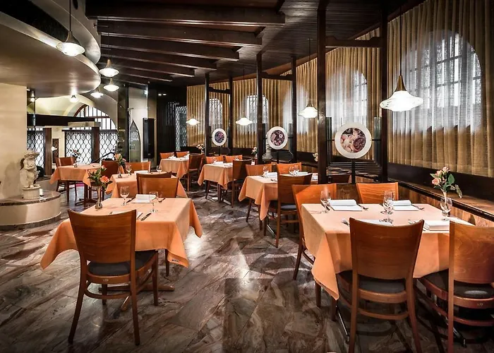 伊思鲁姆斯德尔安杰罗酒店 旅馆 *